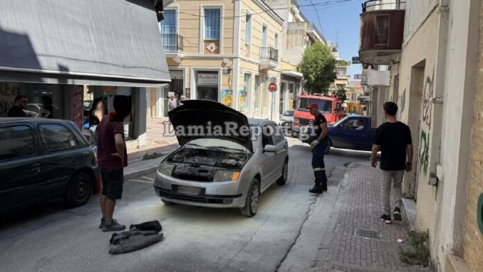 Φλεγόμενο αυτοκίνητο εν κινήσει στο κέντρο της Λαμίας