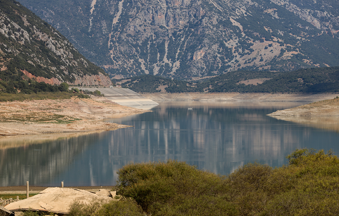 Η λίμνη του Μόρνου συρρικνώνεται: Καταγράφει τη μικρότερη έκταση της τελευταίας δεκαετίας