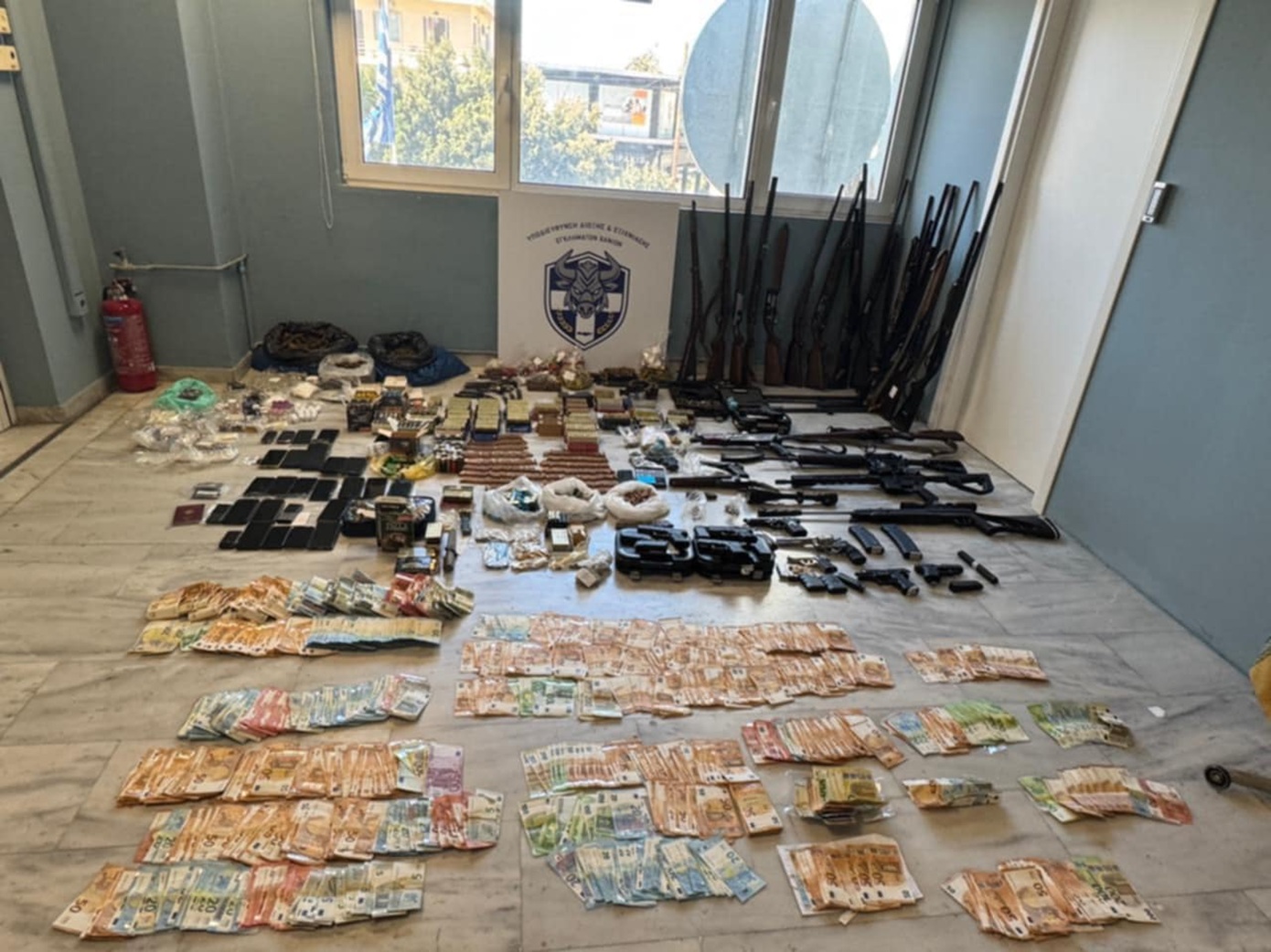 Κρητική Μαφία: Αυτά είναι τα όπλα, τα πυρομαχικά και τα μετρητά που κατέσχεσε η ΕΛΑΣ