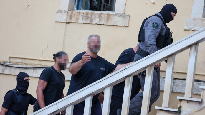 Ο αρχιμανδρίτης και οι σχέσεις με τη «μαφία» της Κρήτης: Τον εκβίαζαν για να βάλει «ιερή» υπογραφή σε οικόπεδο-χρυσάφι