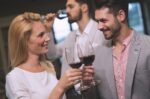Cuckolding: Τι είναι, γιατί διεγείρει κάποιους και πώς να το κάνετε με ασφάλεια