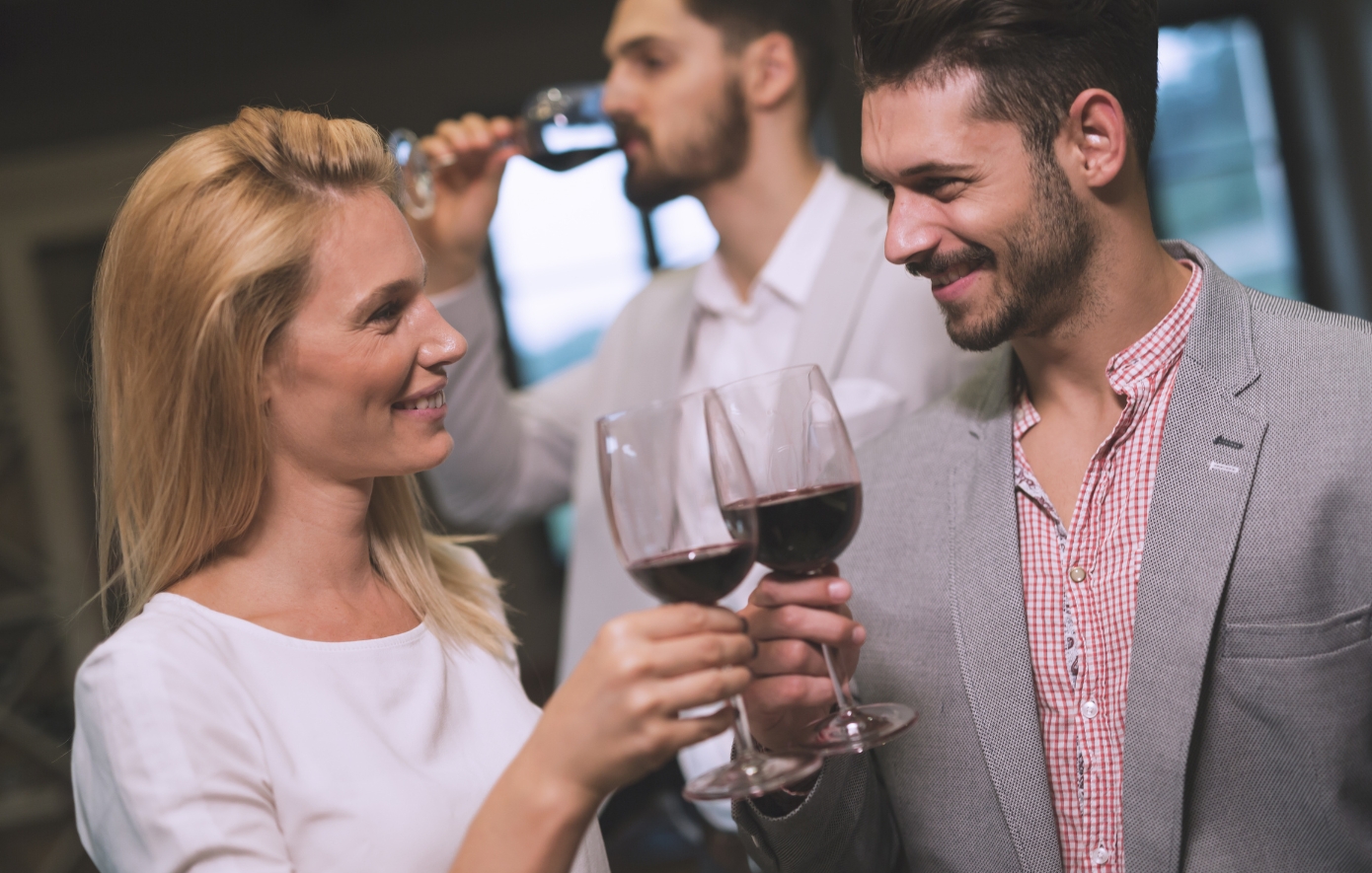 Cuckolding: Τι είναι, γιατί διεγείρει κάποιους και πώς να το κάνετε με ασφάλεια