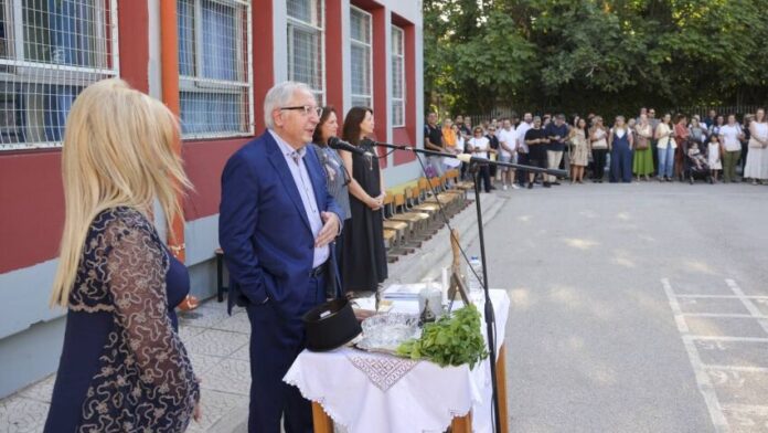 Ο Δήμαρχος Θ. Αμπατζόγλου παρευρίσκεται στον Αγιασμό του 8ου Δημοτικού Σχολείου Αμαρουσίου