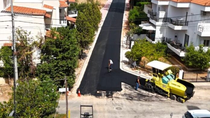 Δ. Αμαρουσίου: Νέα ασφαλτόστρωση στο ανακαινισμένο τμήμα της οδού Μοστρού
