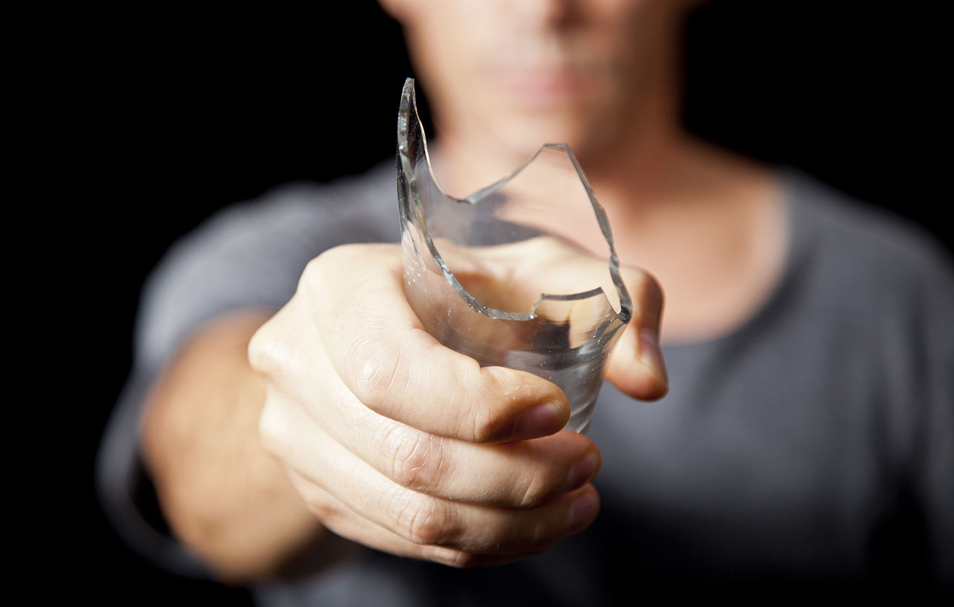 Επιτέθηκε με σπασμένο γυαλί σε γονείς και αδελφό, επειδή κάλεσαν ιερέα για ευχέλαιο στο σπίτι – «Είναι ανώμαλοι»