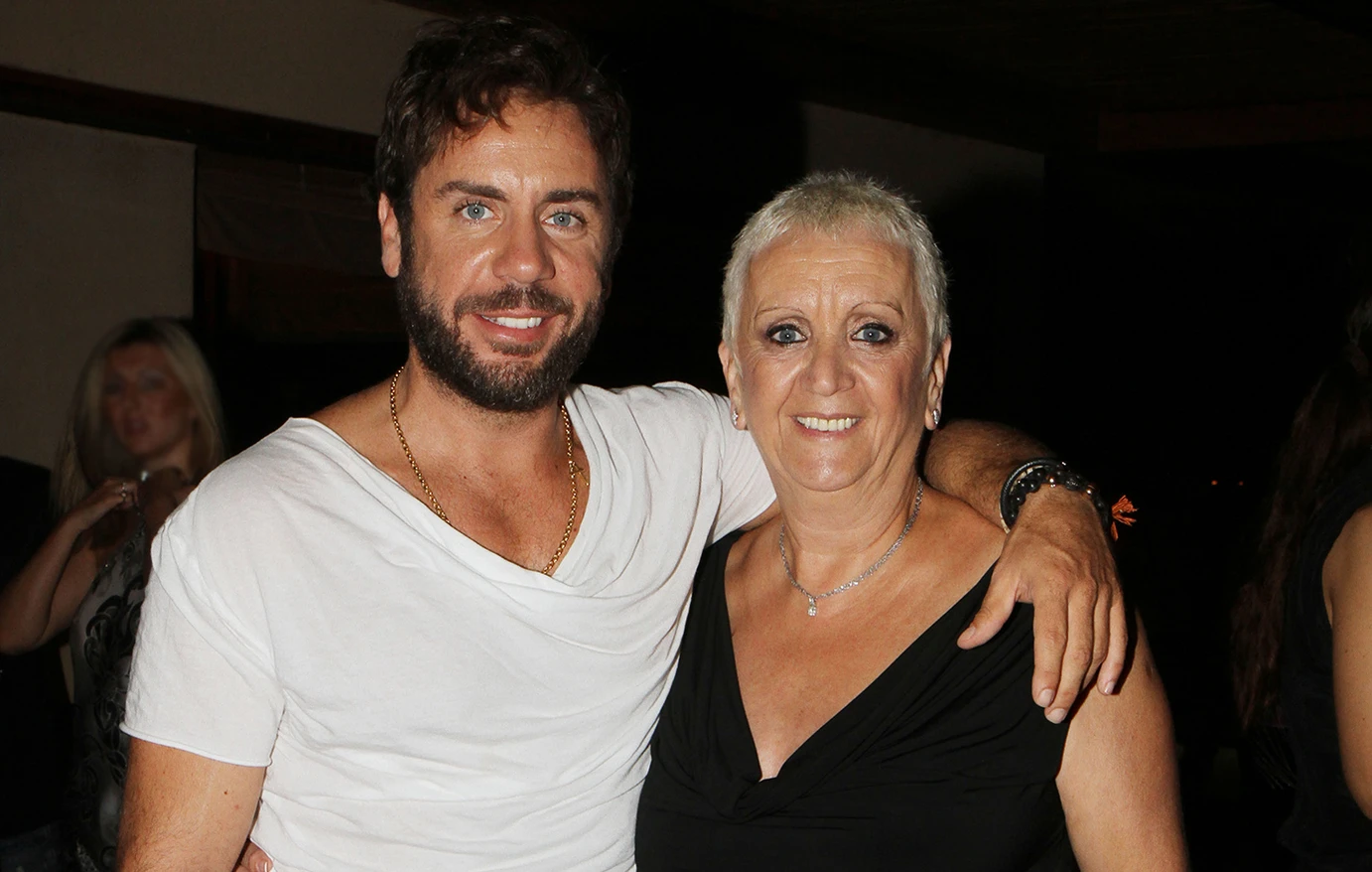 «Απίστευτη επίθεση από την κυρία Βάσω Μαζωνάκη» – Τι αποκαλύπτει δημοσιογράφος για την οικογένεια του τραγουδιστή