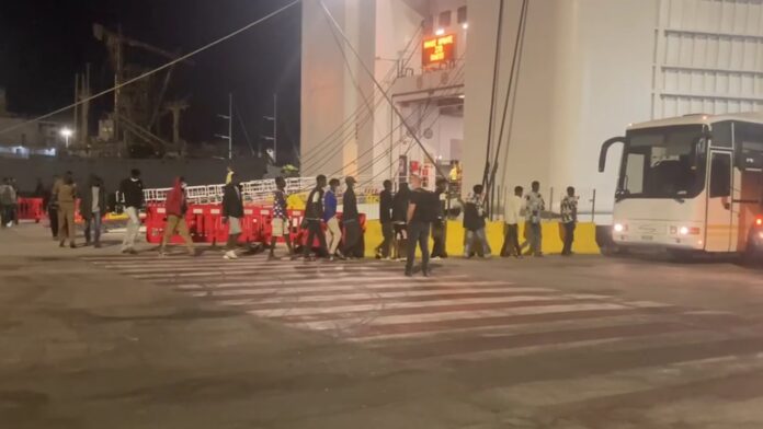 Μεταφορά μεταναστών στον Πειραιά από την Κρήτη υπό αυστηρή ασφάλεια