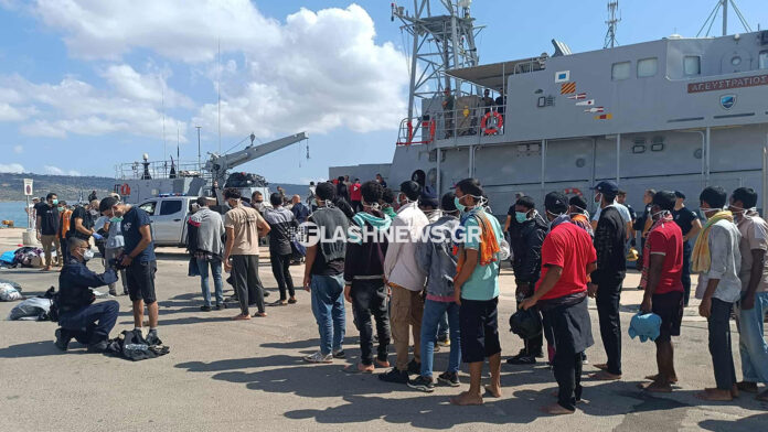 Η Αγυιά εκκενώθηκε – Οι τελευταίοι 321 μετανάστες αναχώρησαν από τη Σούδα με σκάφος του λιμενικού
