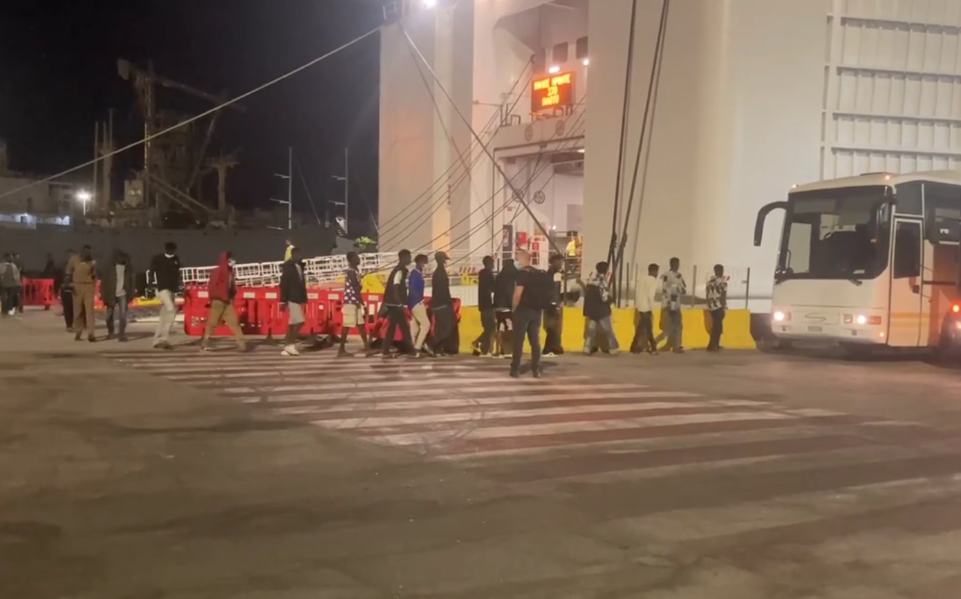 Μεταφορά μεταναστών στον Πειραιά από την Κρήτη υπό αυστηρή ασφάλεια