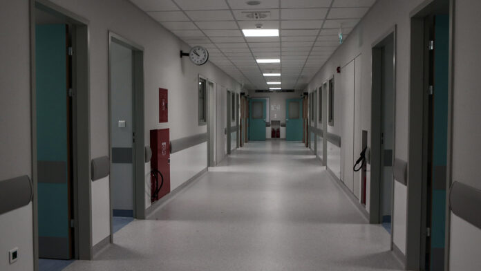 Συνελήφθη διευθυντής μεγάλου δημόσιου νοσοκομείου, απαιτούσε «φακελάκι» έως 5.000 ευρώ