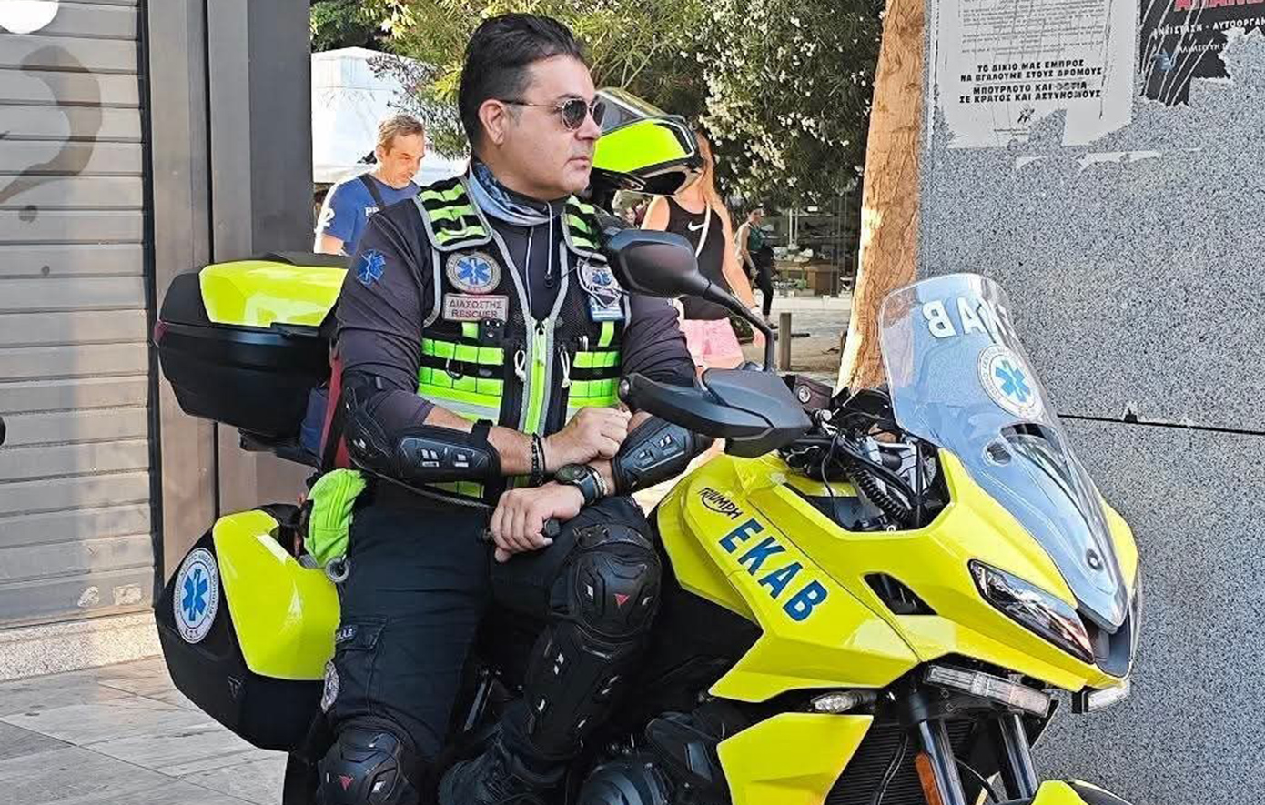 Αγωνίζεται για τη ζωή του σε ΜΕΘ 47χρονος διασώστης του ΕΚΑΒ μετά από τροχαίο στην Καλλιθέα