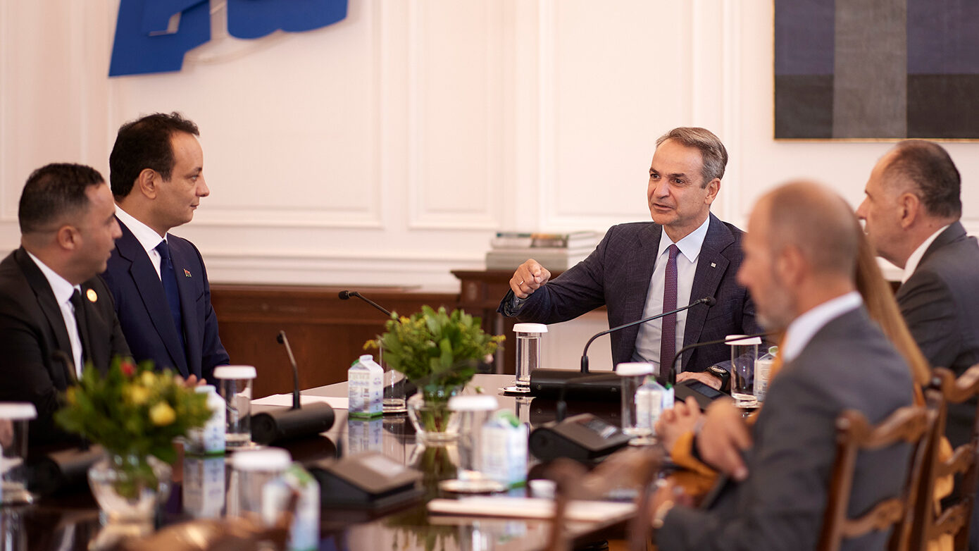 Συνάντηση Μητσοτάκη – Χαφτάρ: Στο προσκήνιο οι δεσμοί Ελλάδας – Λιβύης