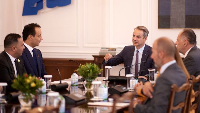 Συνάντηση Μητσοτάκη – Χαφτάρ: Στο προσκήνιο οι δεσμοί Ελλάδας – Λιβύης