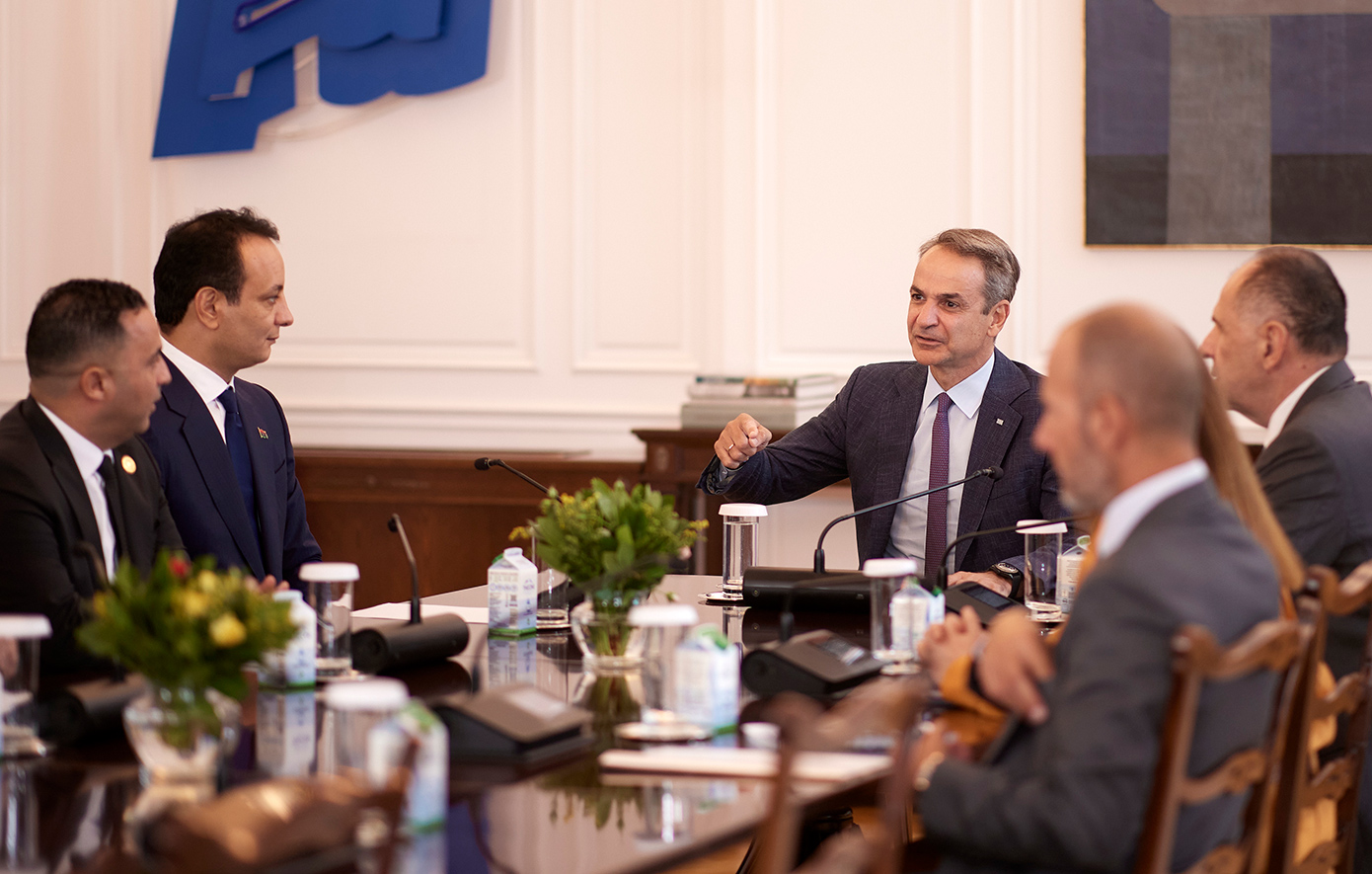 Συνάντηση Μητσοτάκη – Χαφτάρ: Στο προσκήνιο οι δεσμοί Ελλάδας – Λιβύης