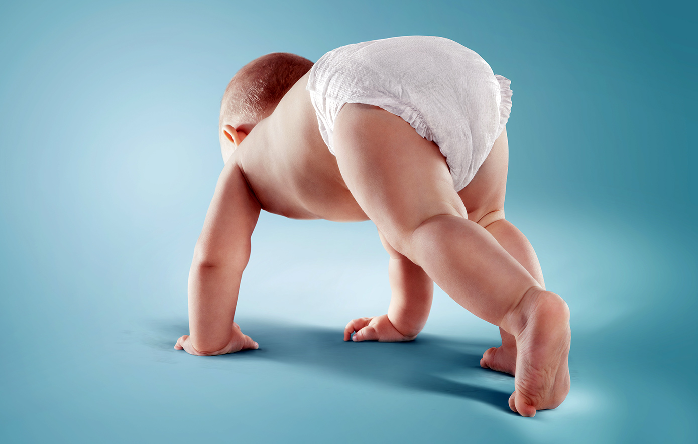 Βρέφος βρέθηκε με το αδελφάκι του να μπουσουλάει στο δρόμο – Συνελήφθησαν οι γονείς τους