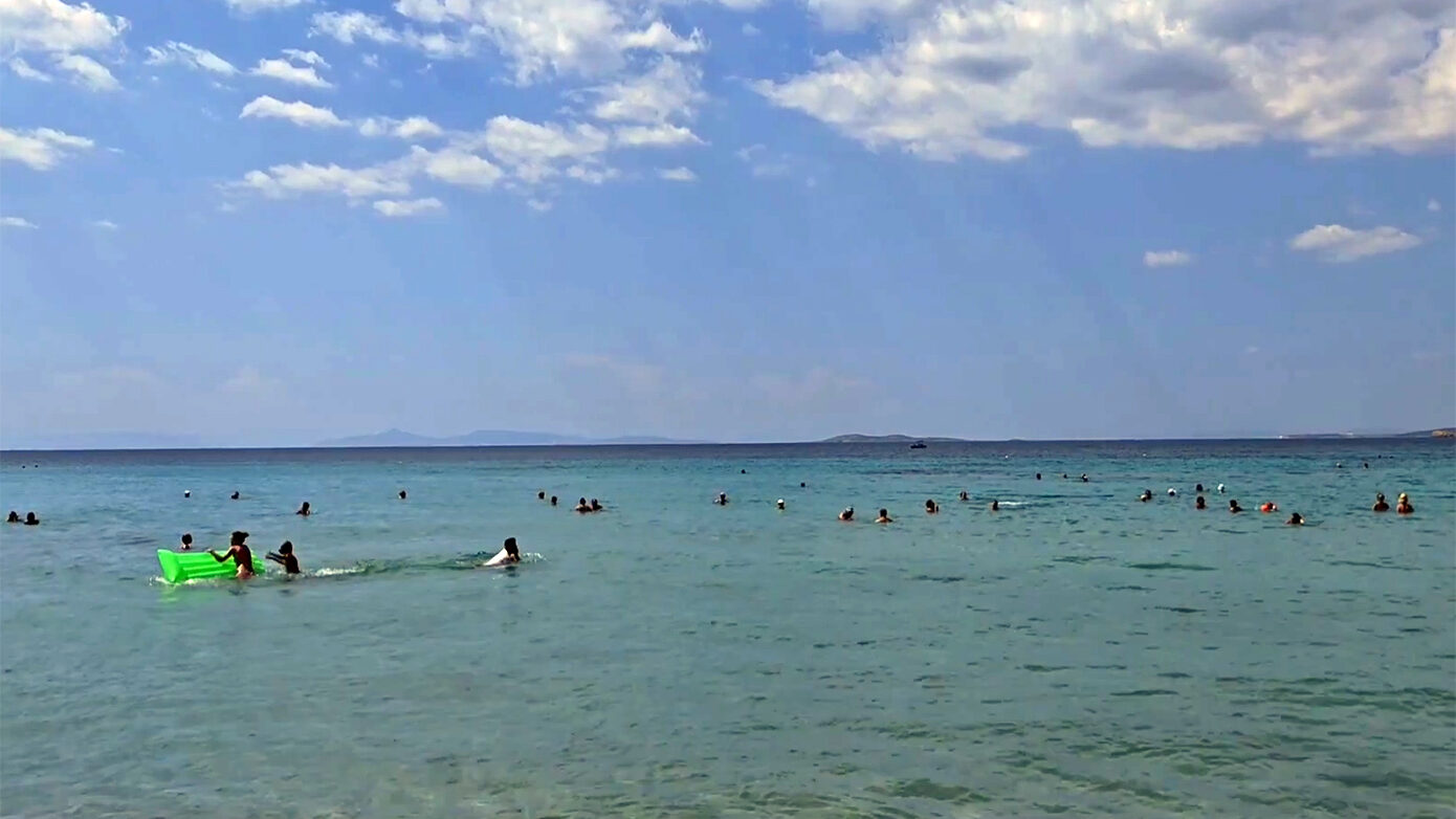 Οι Αθηναίοι απολαμβάνουν τα «τελευταία μπάνια» με σύμμαχο τις υψηλές θερμοκρασίες – Δείτε βίντεο
