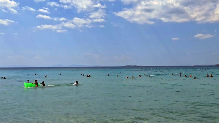 Οι Αθηναίοι απολαμβάνουν τα «τελευταία μπάνια» με σύμμαχο τις υψηλές θερμοκρασίες – Δείτε βίντεο
