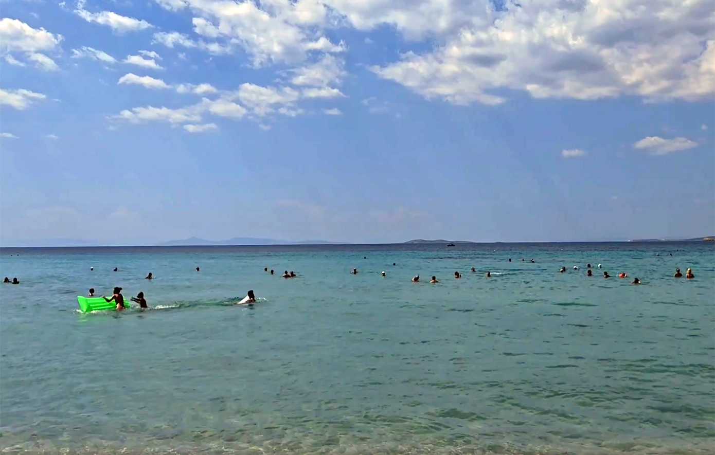 Οι Αθηναίοι απολαμβάνουν τα «τελευταία μπάνια» με σύμμαχο τις υψηλές θερμοκρασίες – Δείτε βίντεο