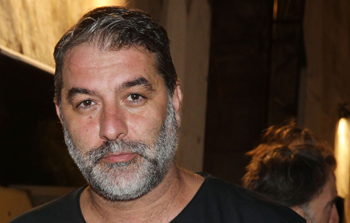 Στην Ευελπίδων ο Βασίλης Μπισμπίκης – Το κρητικό γλέντι, οι ζημιές σε 10 αυτοκίνητα, η συνέντευξη μετά το συμβάν και η σύλληψη