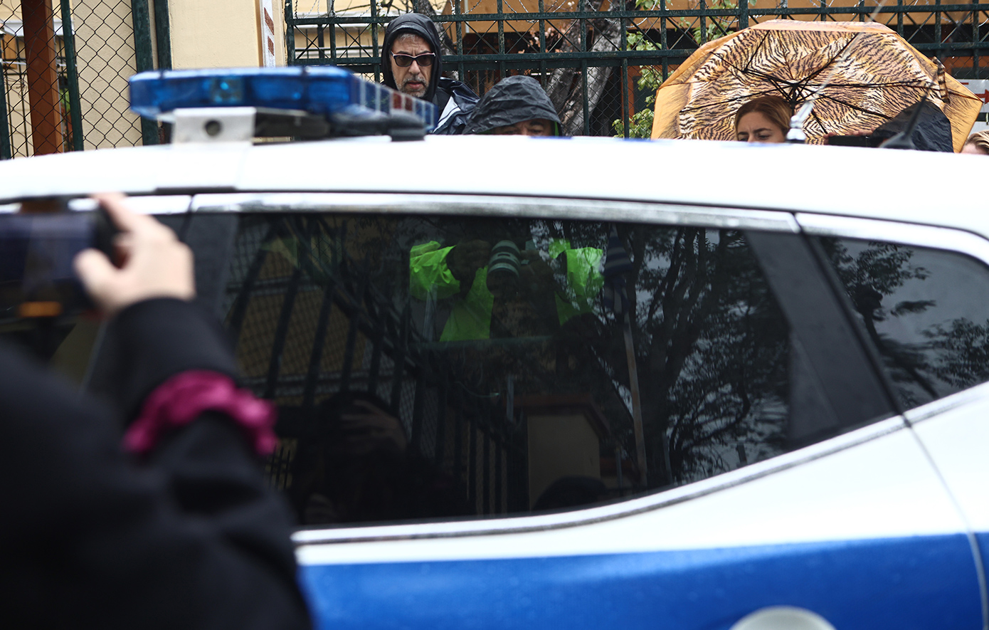 Ο Βασίλης Μπισμπίκης στην Ευελπίδων – Οι δηλώσεις του ηθοποιού για το συμβάν στη Φιλοθέη που οδήγησε στη σύλληψή του