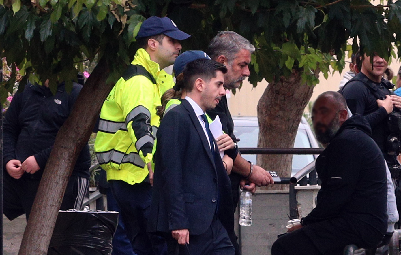 Κατηγορίες κατά του Βασίλη Μπισμπίκη – Βίντεο και εικόνες με τον ηθοποιό με χειροπέδες στην Ευελπίδων