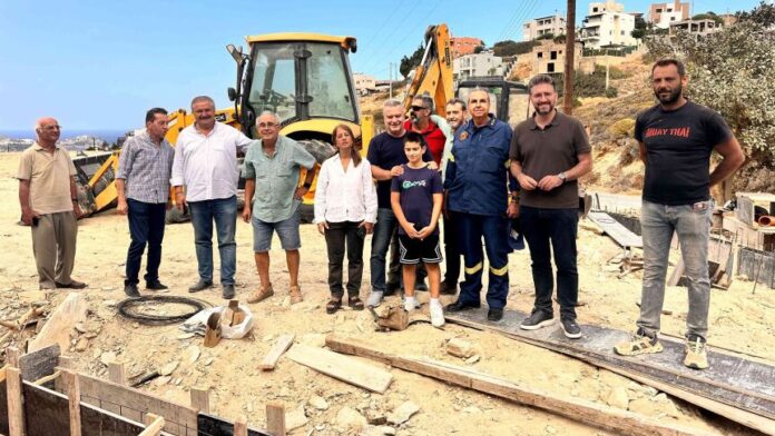 Ο Δήμαρχος Μαλεβιζίου επιθεωρεί τα έργα της καινούργιας πλατείας και της αίθουσας πολλαπλών χρήσεων στο Αμμούδι