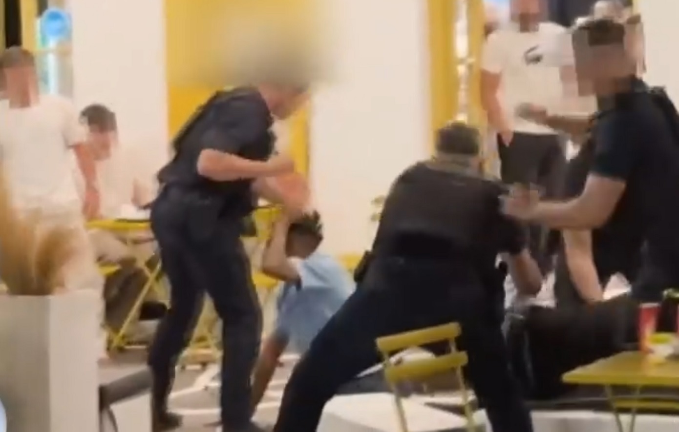 Σφοδρή σύγκρουση τουριστών με αστυνομικούς στη Μύκονο – Μεθυσμένοι επιχειρούν να διαφύγουν τη σύλληψη