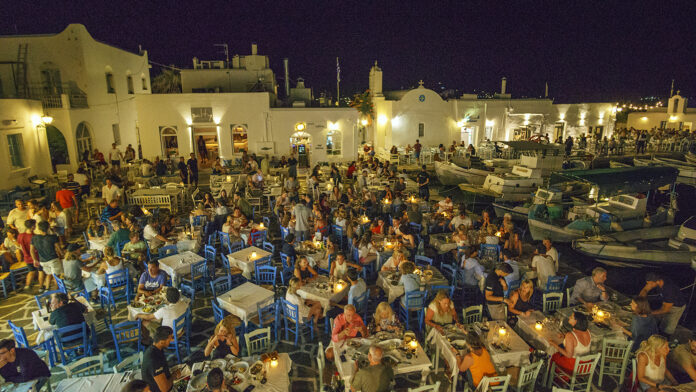Ανακαλύψτε το ελληνικό νησί με την κορυφαία νυχτερινή ζωή, σύμφωνα με τους ξένους επισκέπτες