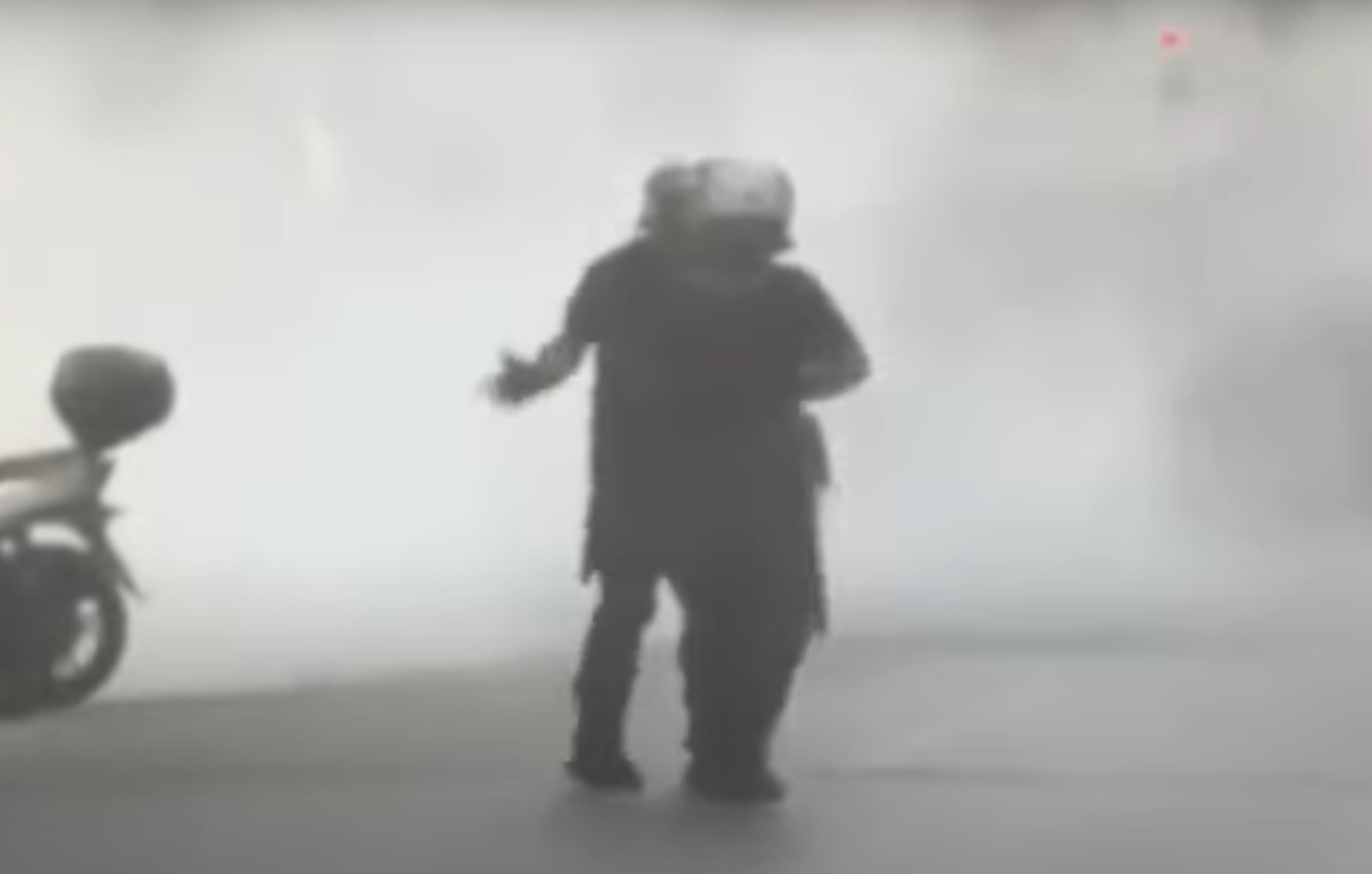 Σοβαρό περιστατικό στην πορεία για τον Παύλο Φύσσα στην Πάτρα: Βίντεο καταγράφει αστυνομικό να χαστουκίζει συνάδελφο