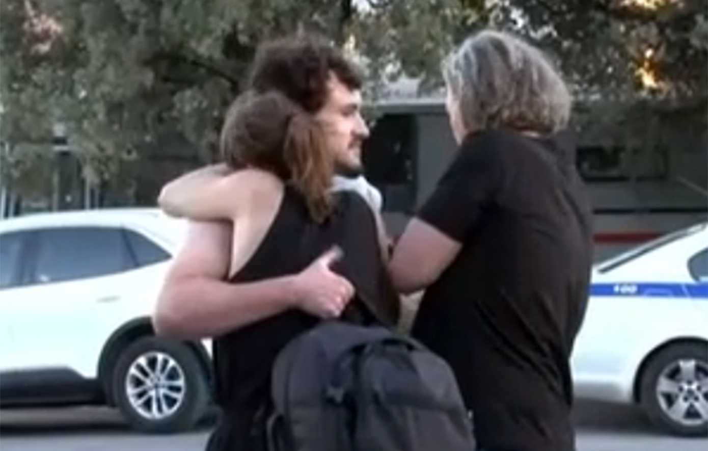 «Νιώθουμε δικαιωμένοι, αλλά η μάχη συνεχίζεται» – Δηλώσεις του πατέρα του 25χρονου που αφέθηκε ελεύθερος για τον εμπρησμό στην Πάτρα