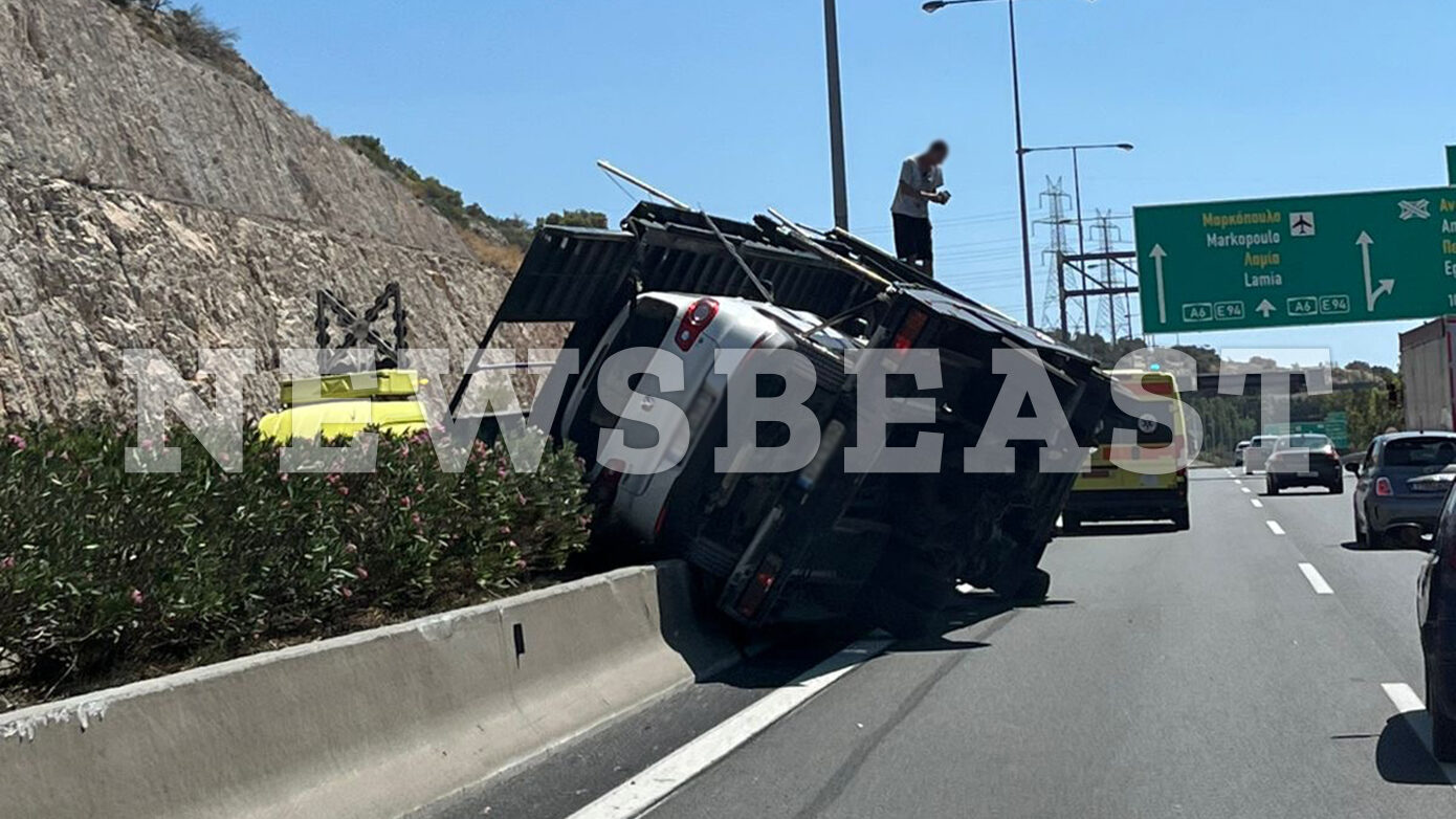 Σύγκρουση στην Αττική Οδό: Αυτοκινητάμαξα ενεπλάκη με φορτηγό – Δείτε εικόνες