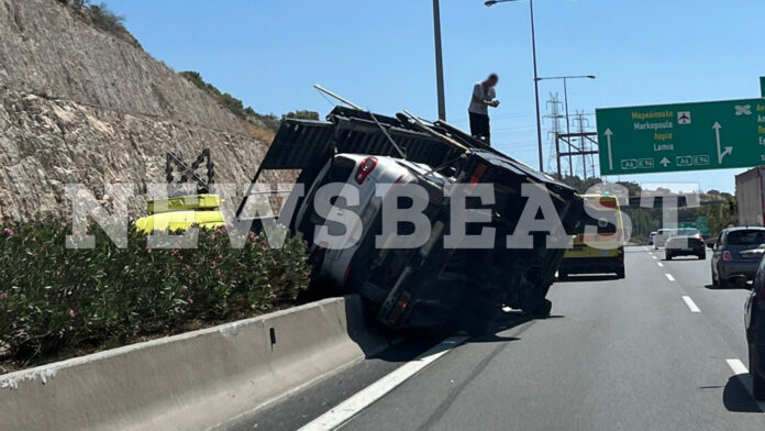 Σύγκρουση στην Αττική Οδό: Αυτοκινητάμαξα ενεπλάκη με φορτηγό – Δείτε εικόνες