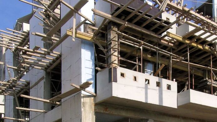 Αβεβαιότητα στον κατασκευαστικό τομέα: Ειδικοί εκτιμούν μεγάλες απώλειες και άνοδο τιμών το 2025