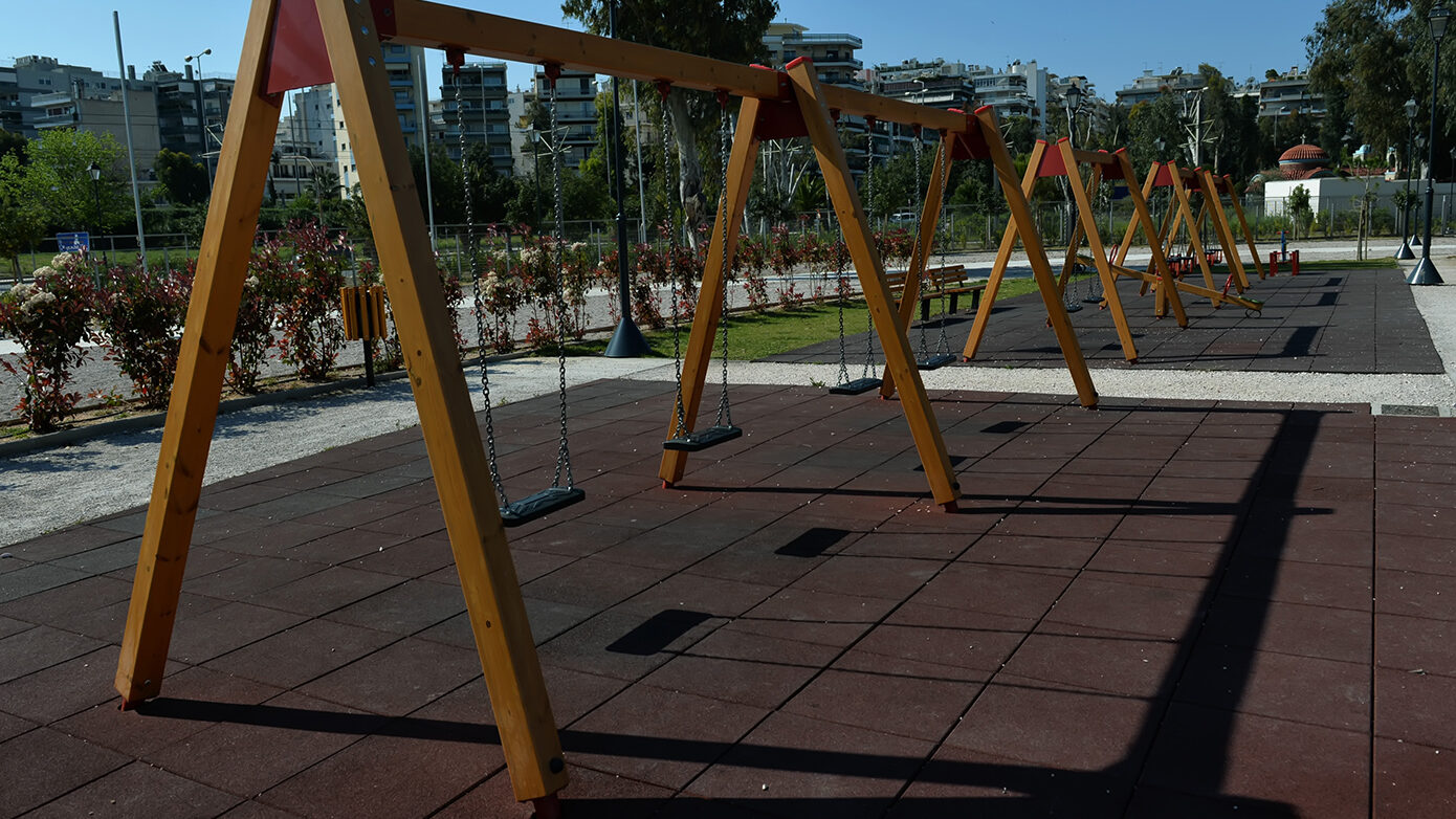 Εννιάχρονη υπέστη ηλεκτροπληξία από εκτεθειμένα καλώδια σε παιδική χαρά στην Αρτέμιδα – Διασωληνώθηκε άμεσα και απέφυγε τα χειρότερα