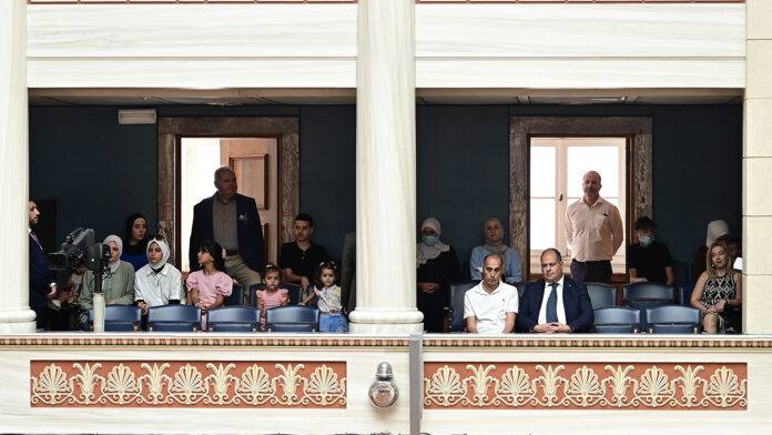 Κακλαμάνης προς τις οικογένειες από την Παλαιστίνη στη Βουλή: Είστε τα παιδιά μας όσο είστε εδώ, βασιστείτε σε εμάς