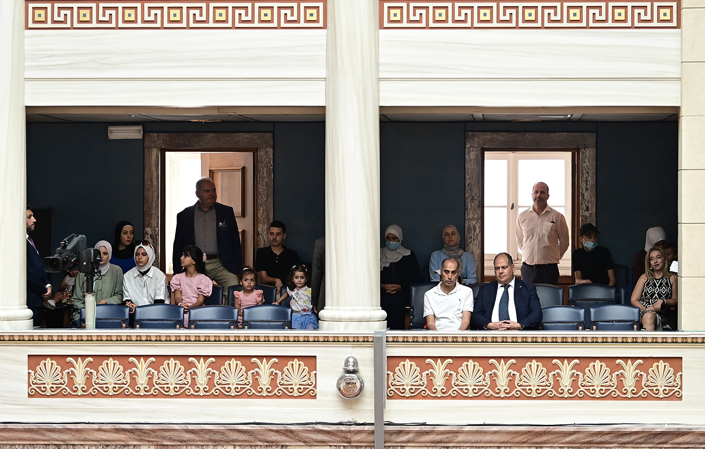 Κακλαμάνης προς τις οικογένειες από την Παλαιστίνη στη Βουλή: Είστε τα παιδιά μας όσο είστε εδώ, βασιστείτε σε εμάς