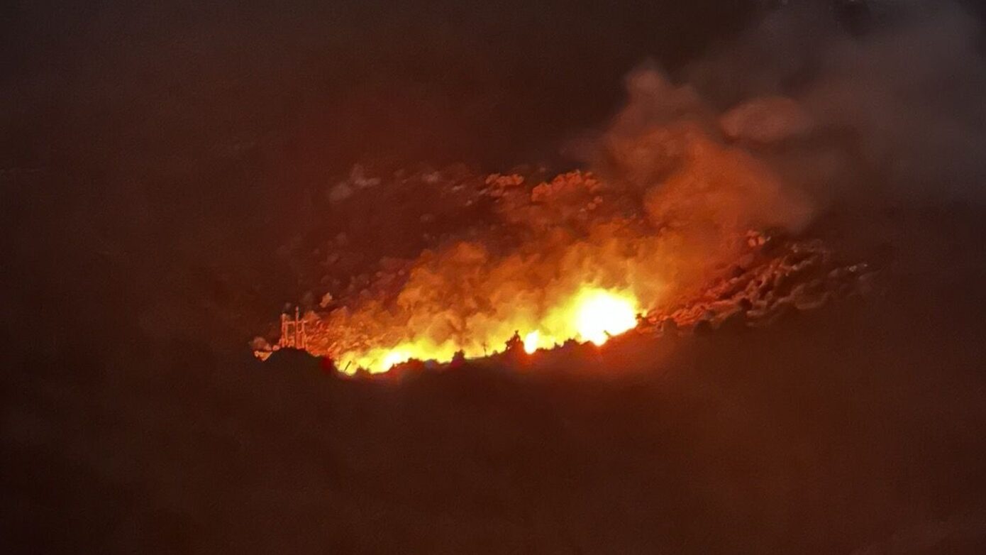 Πυρκαγιά στην Πάρνηθα – Ενισχυμένες πυροσβεστικές δυνάμεις επιτόπου