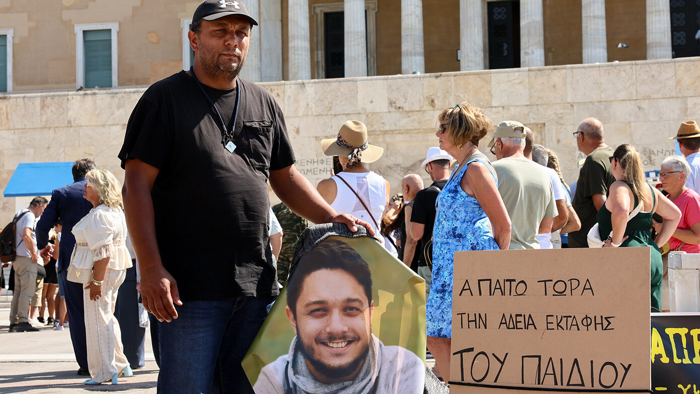 Πατέρας θύματος της τραγωδίας των Τεμπών αρχίζει απεργία πείνας και δίψας στο Σύνταγμα