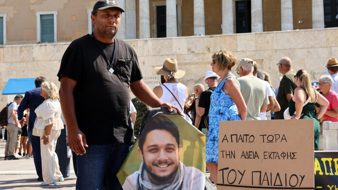 Πατέρας θύματος της τραγωδίας των Τεμπών αρχίζει απεργία πείνας και δίψας στο Σύνταγμα