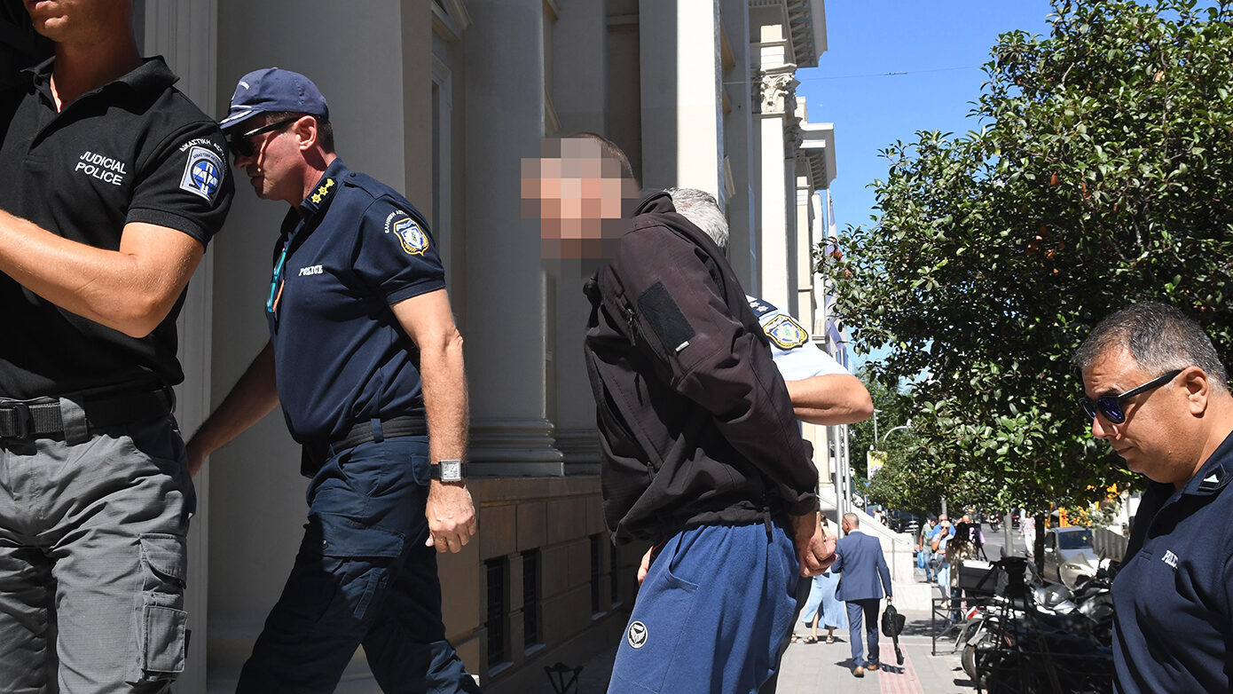 Ενώπιον ανακριτή ο 46χρονος μηχανόβιος που σκότωσε την 86χρονη και τραυμάτισε το 8χρονο κορίτσι – Σήμερα η κηδεία της «γιαγιάς Τιτίκας»