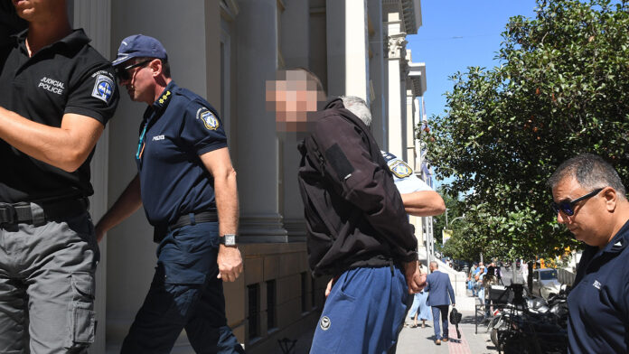 Ενώπιον ανακριτή ο 46χρονος μηχανόβιος που σκότωσε την 86χρονη και τραυμάτισε το 8χρονο κορίτσι – Σήμερα η κηδεία της «γιαγιάς Τιτίκας»