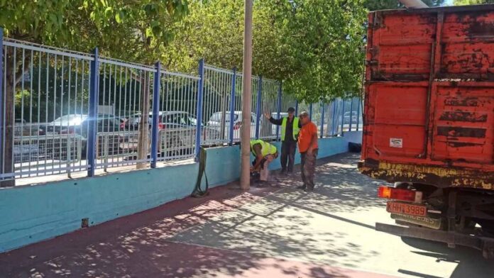 Απομάκρυνση παλαιών στύλων από σχολικά κτίρια του Δήμου Λυκόβρυσης-Πεύκης