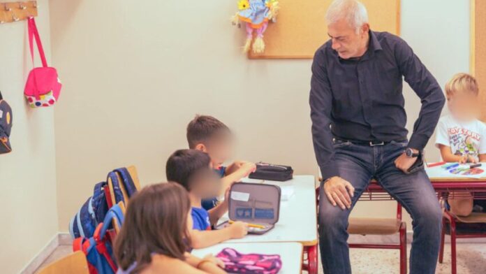 Ο Δήμος Πειραιά προσφέρει 1.400 σχολικές τσάντες σε πρωτάκια