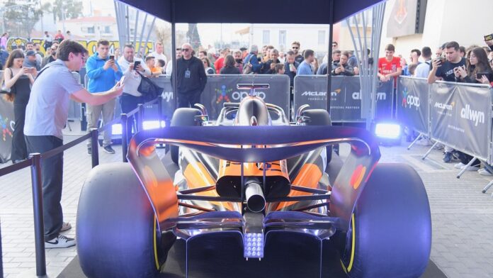 Το μονοθέσιο της McLaren Formula 1 Team ξεκινά περιοδεία στην Ελλάδα