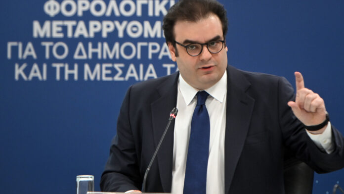Από Οκτώβριο αυξήσεις έως 200 ευρώ για ενστόλους – Σε στρατό, αστυνομία, πυροσβεστική και λιμενικό