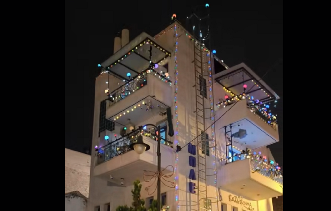 Viral πολυκατοικία στη Θεσσαλονίκη: Έβαλαν χριστουγεννιάτικα στολίδια από Σεπτέμβριο