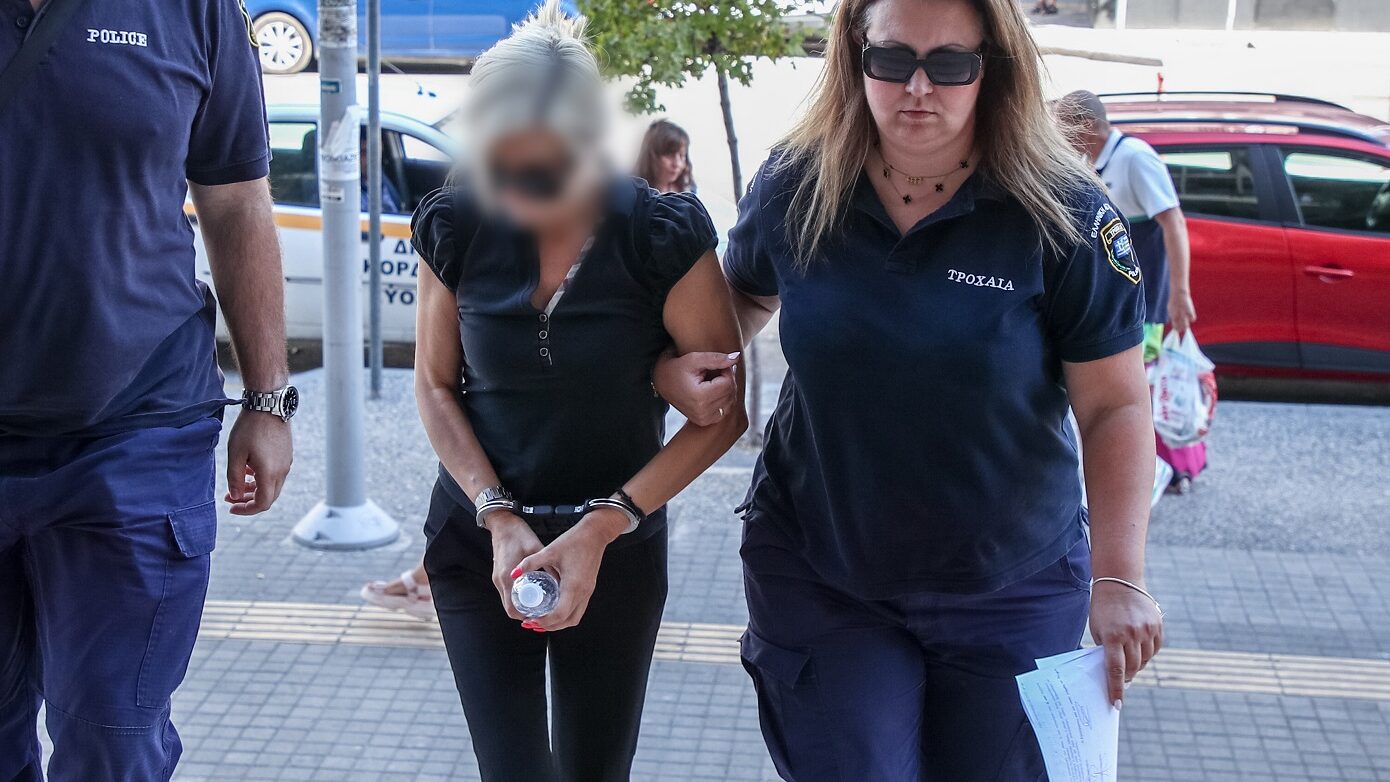 «Ούτε έτρεχα, ούτε ήμουν μεθυσμένη – Σε σοκ η 45χρονη οδηγός της Porsche μετά την αποφυλάκιση»