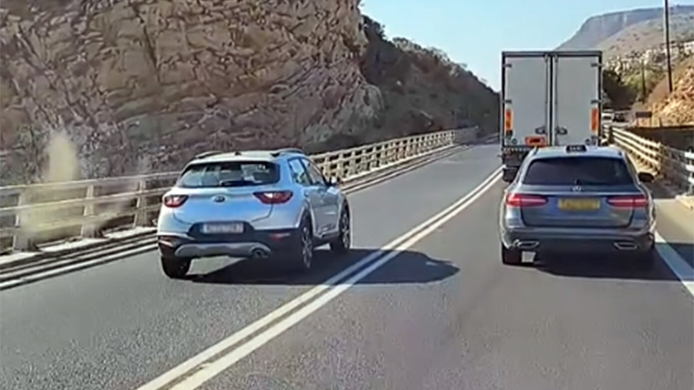 Οδηγός επιχείρησε να προσπεράσει τρία αυτοκίνητα σε γέφυρα του ΒΟΑΚ – Αποτράπηκε σύγκρουση την ύστατη στιγμή
