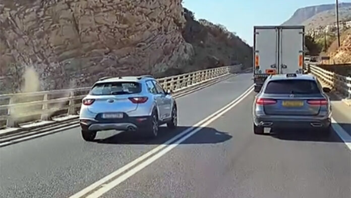 Οδηγός επιχείρησε να προσπεράσει τρία αυτοκίνητα σε γέφυρα του ΒΟΑΚ – Αποτράπηκε σύγκρουση την ύστατη στιγμή