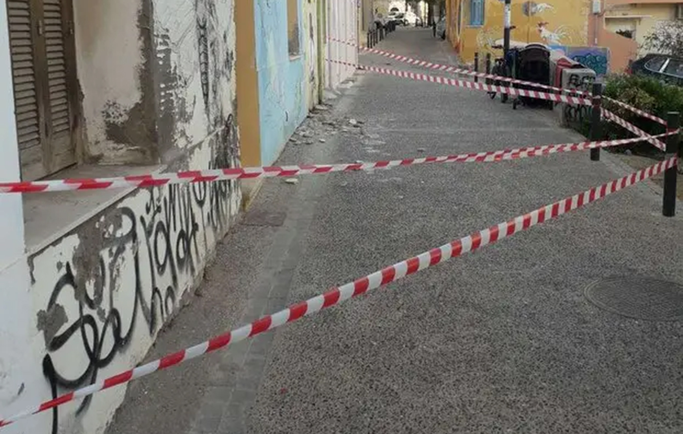 Κατέρρευσαν τμήματα κτιρίου και μπαλκονιού στο Ηράκλειο Κρήτης – Αποκλείστηκαν οι περιοχές